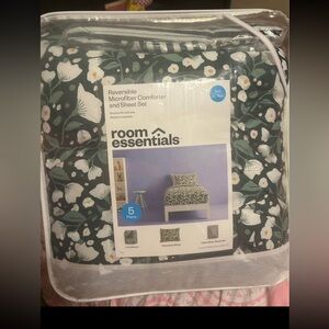 Room Essentials Green and White Floral Bedding Set